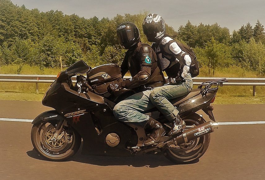 Pasażer plecak na motocyklu czyli jazda na motorze w dwie osoby
