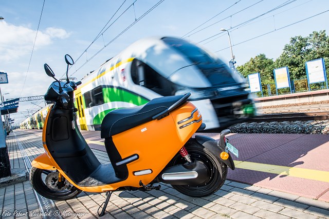 Horwin EK1, czyli elektryczna pomarańczka – testujemy motorower w nadwoziu skutera [OPINIA UŻYTKOWNIKA]