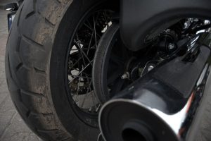 Starcie stalowych nowości 2021 &ndash; Harley Davidson Street Bob vs Indian Super Chief Limited [test, opinie, dane techniczne]