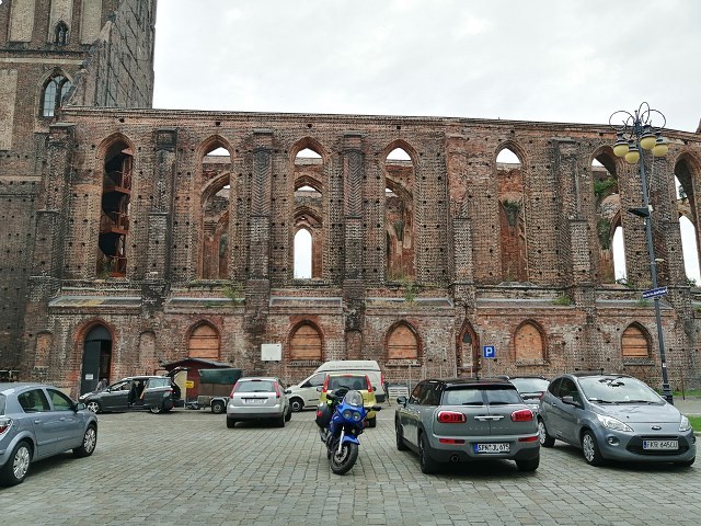 Motocyklem dookoła Polski: ucieczka od zgiełku, echo bitwy sprzed tysiąca lat, taniec robota na motocyklu