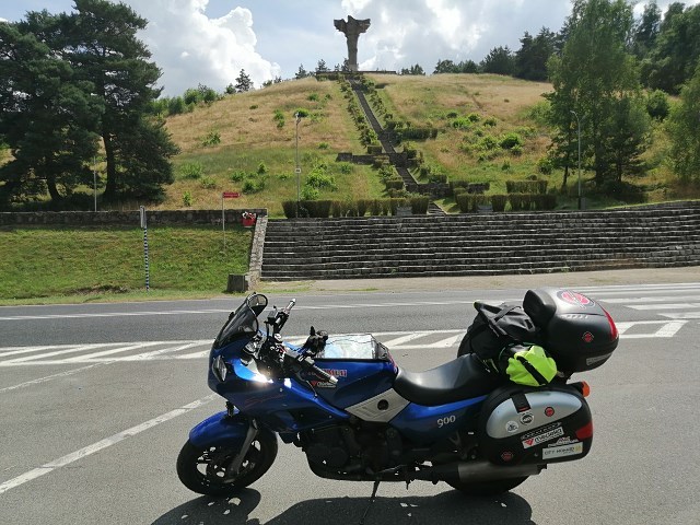 Motocyklem dookoła Polski: ucieczka od zgiełku, echo bitwy sprzed tysiąca lat, taniec robota na motocyklu