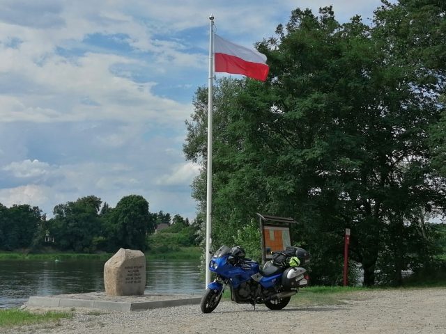 Motocyklem dookoła Polski: ucieczka od zgiełku, echo bitwy sprzed tysiąca lat, taniec robota na motocyklu