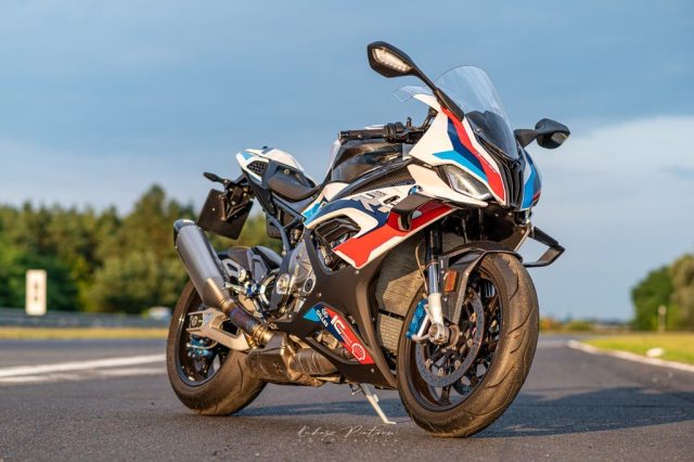 BMW M 1000 RR 2021 – torowa doskonałość w niemieckim wydaniu – nadchodzi hegemonia litery M? [TEST, OPINIA, WADY, ZALETY, VIDEO]