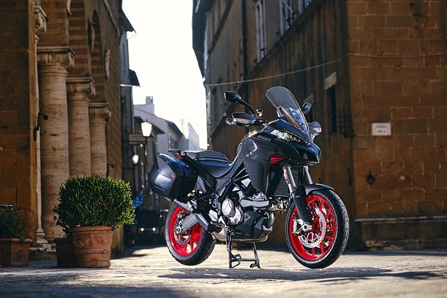 Nowe Ducati Multistrada V2 2022 – idealny kompan każdej podr&oacute;ży? [dane techniczne, zdjęcia, opis]
