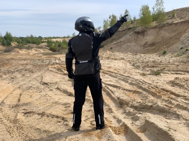 Kombinezon tekstylny B&Uuml;SE Open Road II by Suzuki – komplet turystyczny dla każdego i na każde warunki [TEST, OPINIA, WADY, ZALETY, ZDJĘCIA]