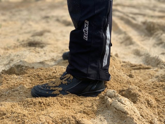 Kombinezon tekstylny B&Uuml;SE Open Road II by Suzuki – komplet turystyczny dla każdego i na każde warunki [TEST, OPINIA, WADY, ZALETY, ZDJĘCIA]