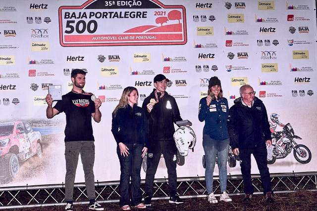 Konrad Dąbrowski wyjeżdża z Portugalii z Pucharem Świata Baja Junior!