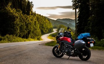 motocykl turystyczny widok turystyka motocyklowa droga