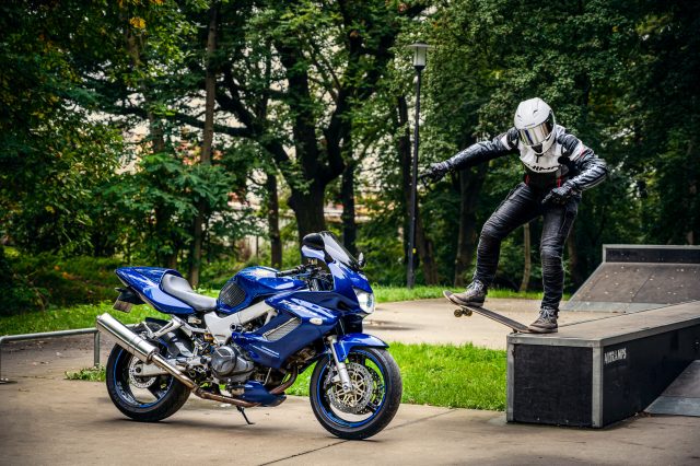 Miejski zestaw Shima – kurtka Bandit, jeansy Ghost, rękawice XRS-2, trampki SX-2 EVO [test, opinia, wady, zalety, zdjęcia]