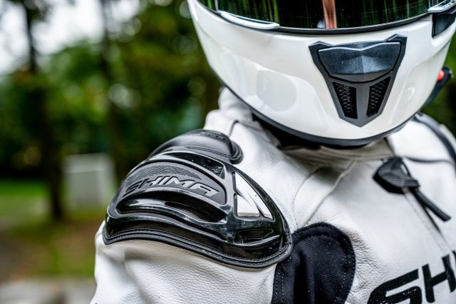Miejski zestaw Shima – kurtka Bandit, jeansy Ghost, rękawice XRS-2, trampki SX-2 EVO [test, opinia, wady, zalety, zdjęcia]