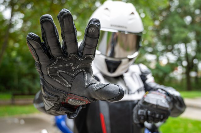Miejski zestaw Shima – kurtka Bandit, jeansy Ghost, rękawice XRS-2, trampki SX-2 EVO [test, opinia, wady, zalety, zdjęcia]