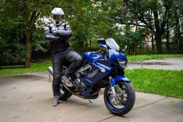 Miejski zestaw Shima – kurtka Bandit, jeansy Ghost, rękawice XRS-2, trampki SX-2 EVO [test, opinia, wady, zalety, zdjęcia]