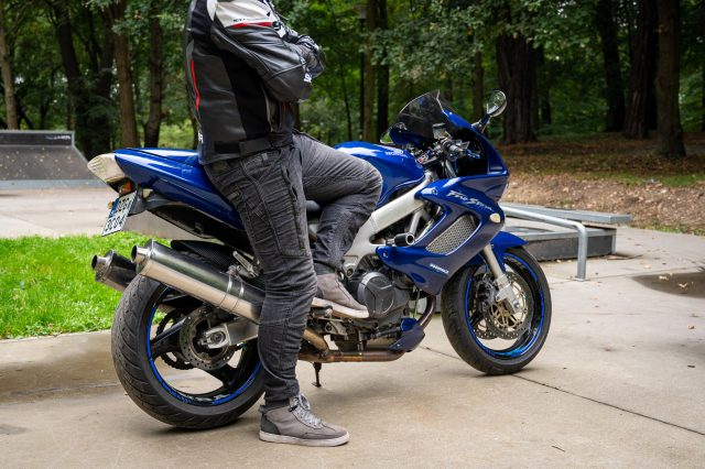Miejski zestaw Shima – kurtka Bandit, jeansy Ghost, rękawice XRS-2, trampki SX-2 EVO [test, opinia, wady, zalety, zdjęcia]