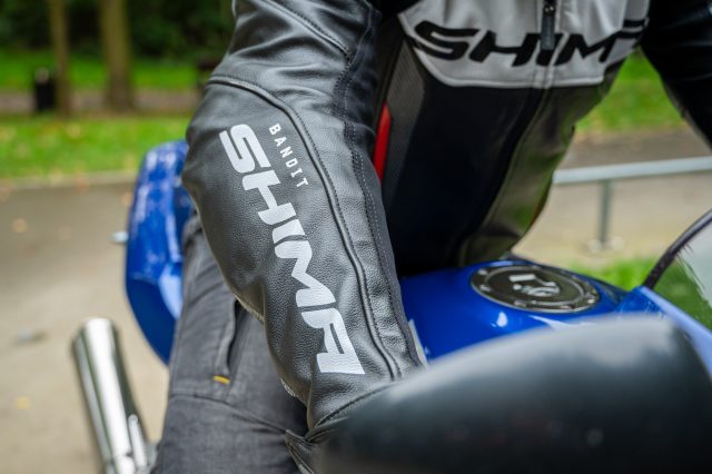 Miejski zestaw Shima – kurtka Bandit, jeansy Ghost, rękawice XRS-2, trampki SX-2 EVO [test, opinia, wady, zalety, zdjęcia]