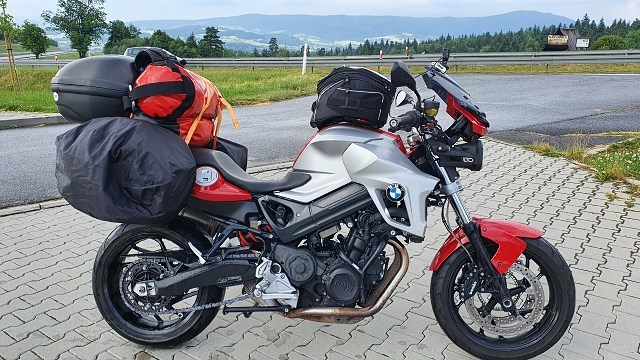 BMW turystycznie zapakowany motocykl