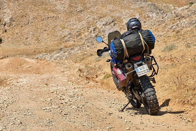 Motocykl po turecku – wyprawa starym KTM-em 990 ADV do Wschodniej Anatolii [cz.5: pasterz, przebita opona, bordowe błoto nad przepaścią&#8230;]
