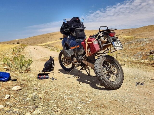 Motocykl po turecku – wyprawa starym KTM-em 990 ADV do Wschodniej Anatolii [cz.5: pasterz, przebita opona, bordowe błoto nad przepaścią&#8230;]