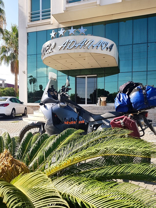 Motocykl po turecku &ndash; wyprawa starym KTM-em 990 ADV do Wschodniej Anatolii [cz.8: lepki upał, serwis Obeliska, śr&oacute;dziemnomorska plaża]