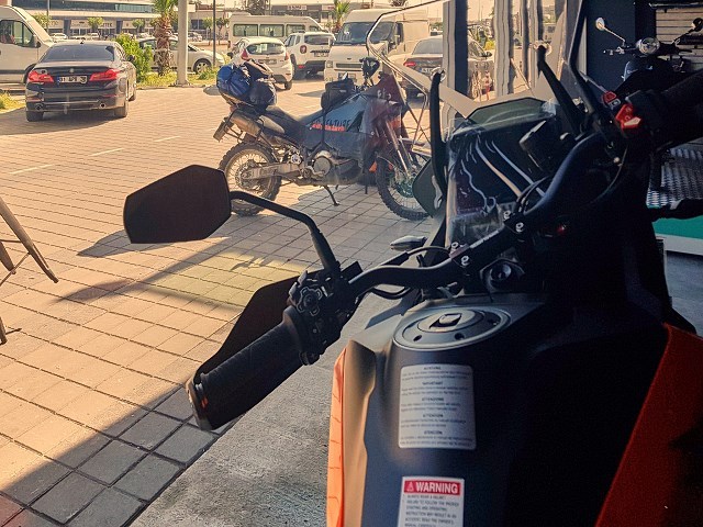 Motocykl po turecku &ndash; wyprawa starym KTM-em 990 ADV do Wschodniej Anatolii [cz.8: lepki upał, serwis Obeliska, śr&oacute;dziemnomorska plaża]