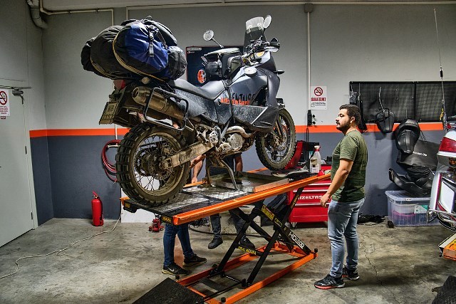 Motocykl po turecku &ndash; wyprawa starym KTM-em 990 ADV do Wschodniej Anatolii [cz.8: lepki upał, serwis Obeliska, śr&oacute;dziemnomorska plaża]