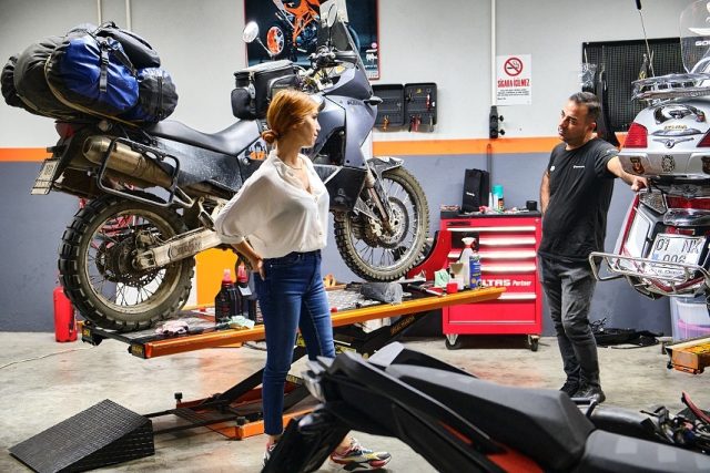 Motocykl po turecku &ndash; wyprawa starym KTM-em 990 ADV do Wschodniej Anatolii [cz.8: lepki upał, serwis Obeliska, śr&oacute;dziemnomorska plaża]