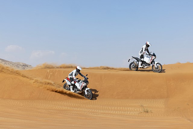 Ducati DesertX nowość 2022 &#8211; nareszcie jest! Średniak adventure klasy premium [dane techniczne, waga, masa, cena]