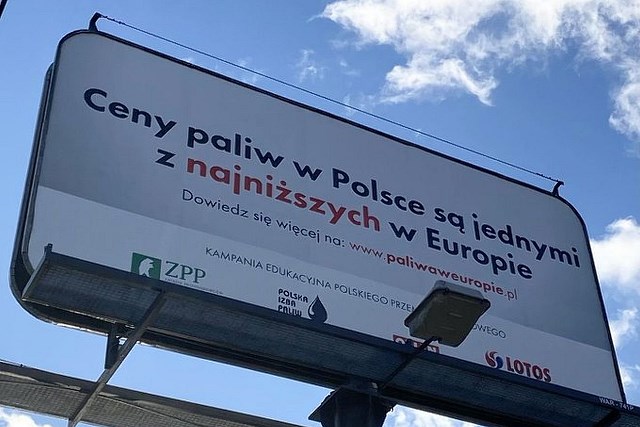 Rząd: Po co obniżać cenę paliwa, lepiej uświadomić nam, że jest tanie!