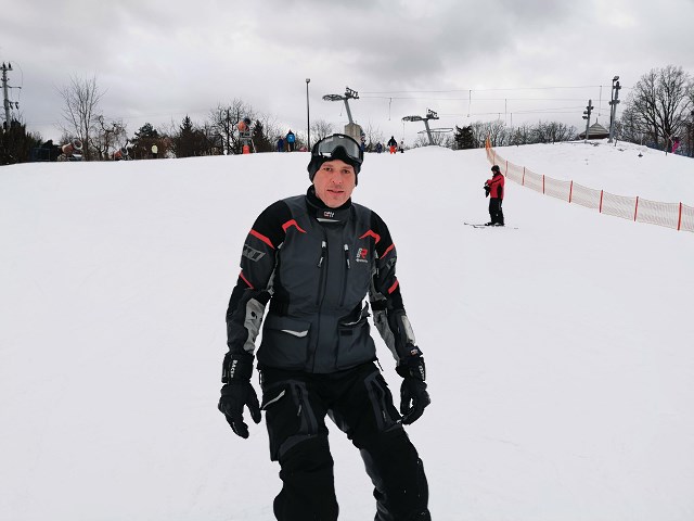 Ubranie motocyklowe na narty czy snowboard? Sprawdziliśmy czy da radę także na stoku!