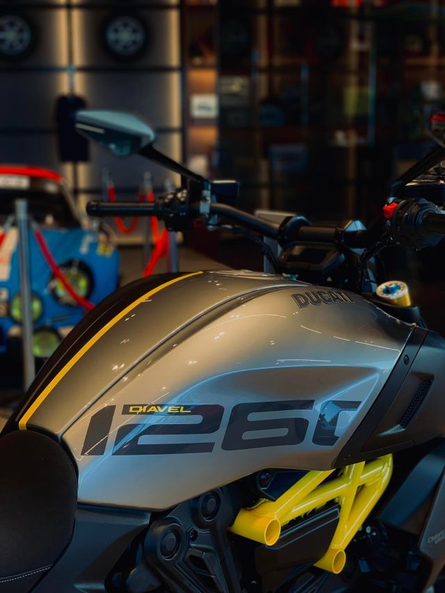 the red tour ducati diavel 1260