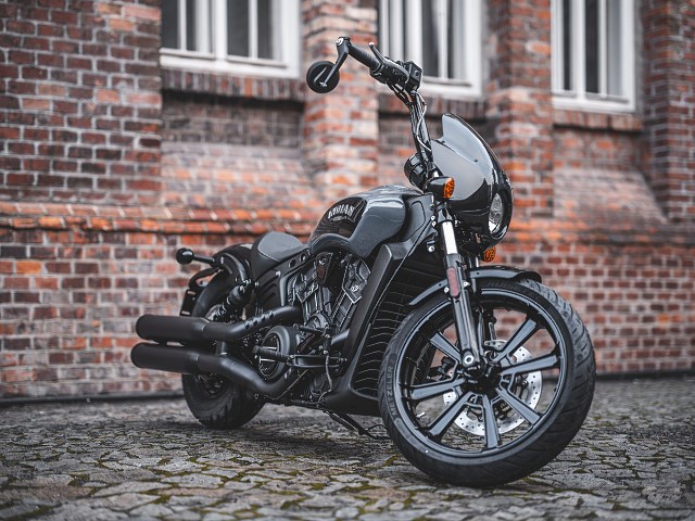 Nowość! Indian Scout Rogue 2022 – największy łobuz w gamie amerykańskiego producenta? [dane techniczne, cena]