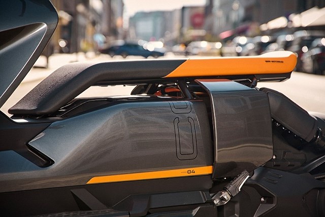 BMW CE 04 – futurystyczny skuter elektryczny na co dzień [dane techniczne, cena, test, 2022]