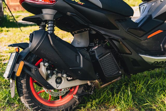 Aprilia SR GT 125 – włoski zuch ze sporymi aspiracjami – nowość w segmencie skuter&oacute;w ADV na 2022 rok [TEST, WADY, ZALETY, OPINIA, DANE TECHNICZNE, ZDJĘCIA]