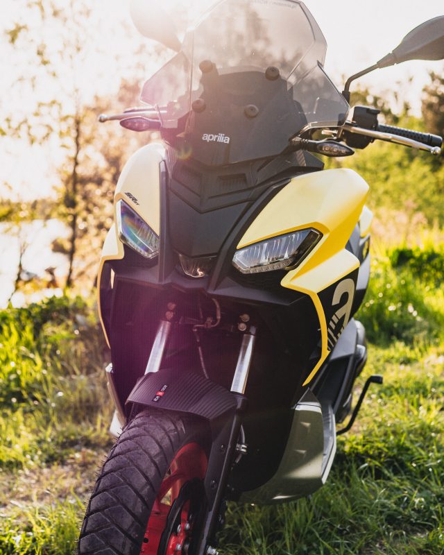 Aprilia SR GT 125 – włoski zuch ze sporymi aspiracjami – nowość w segmencie skuter&oacute;w ADV na 2022 rok [TEST, WADY, ZALETY, OPINIA, DANE TECHNICZNE, ZDJĘCIA]