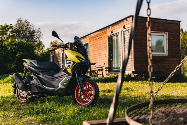 Aprilia SR GT 125 – włoski zuch ze sporymi aspiracjami – nowość w segmencie skuter&oacute;w ADV na 2022 rok [TEST, WADY, ZALETY, OPINIA, DANE TECHNICZNE, ZDJĘCIA]