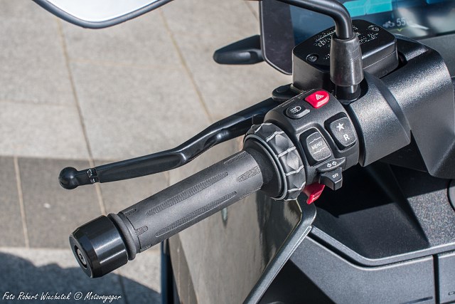 BMW CE 04 – elektryczny i futurystyczny skuter, kt&oacute;ry robi wrażenie [TEST, dane techniczne, opinia, cena]