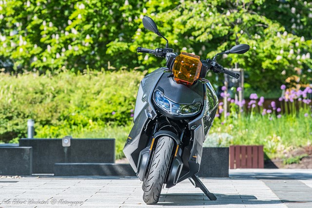 BMW CE 04 – elektryczny i futurystyczny skuter, kt&oacute;ry robi wrażenie [TEST, dane techniczne, opinia, cena]