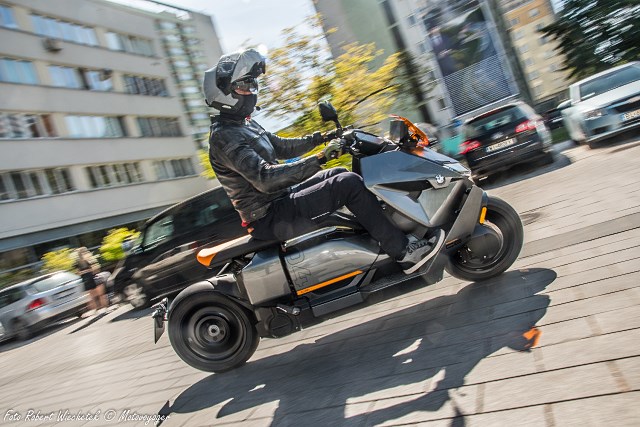 BMW CE 04 – elektryczny i futurystyczny skuter, kt&oacute;ry robi wrażenie [TEST, dane techniczne, opinia, cena]