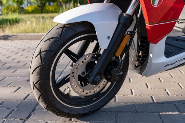 Barton Active 50 &ndash; pogromca kork&oacute;w i mistrz kr&oacute;tkich dystans&oacute;w [opis, dane techniczne, test]