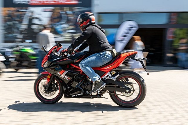 Pr&oacute;ba nerw&oacute;w. Jak, gdzie i kiedy kupować używany motocykl w Polsce? Poradnik dla początkujących, co kupić do 10000 zł