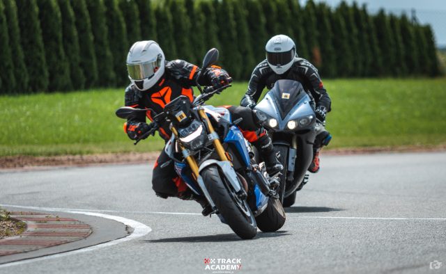 Por&oacute;wnanie naked&oacute;w BMW na Torze Ł&oacute;dź, czyli S 1000 R vs F 900 R vs BMW G 310 R – kt&oacute;ry motocykl okazał się najlepszy na torze?