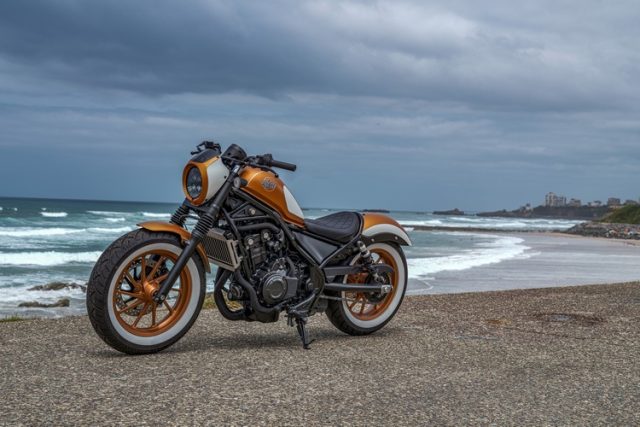 Dziesięć wersji Hondy Rebel na festiwal Wheels and Waves we Francji