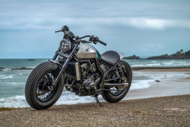 Dziesięć wersji Hondy Rebel na festiwal Wheels and Waves we Francji