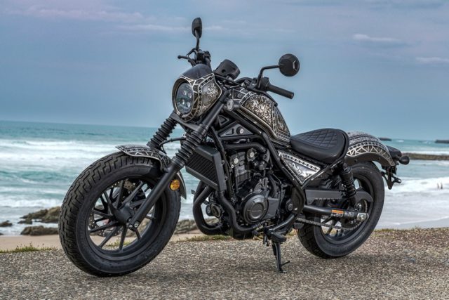 Dziesięć wersji Hondy Rebel na festiwal Wheels and Waves we Francji