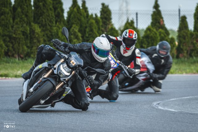 Por&oacute;wnanie naked&oacute;w BMW na Torze Ł&oacute;dź, czyli S 1000 R vs F 900 R vs BMW G 310 R – kt&oacute;ry motocykl okazał się najlepszy na torze?