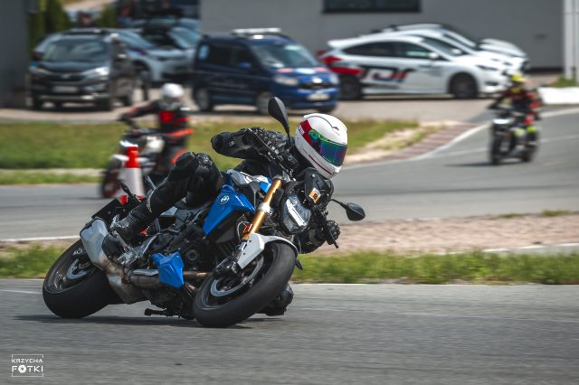 Por&oacute;wnanie naked&oacute;w BMW na Torze Ł&oacute;dź, czyli S 1000 R vs F 900 R vs BMW G 310 R – kt&oacute;ry motocykl okazał się najlepszy na torze?