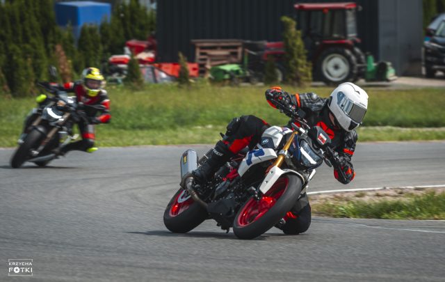 Por&oacute;wnanie naked&oacute;w BMW na Torze Ł&oacute;dź, czyli S 1000 R vs F 900 R vs BMW G 310 R – kt&oacute;ry motocykl okazał się najlepszy na torze?