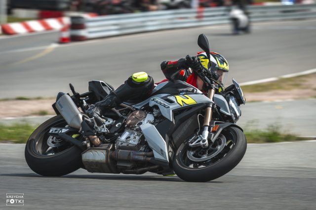 Por&oacute;wnanie naked&oacute;w BMW na Torze Ł&oacute;dź, czyli S 1000 R vs F 900 R vs BMW G 310 R – kt&oacute;ry motocykl okazał się najlepszy na torze?