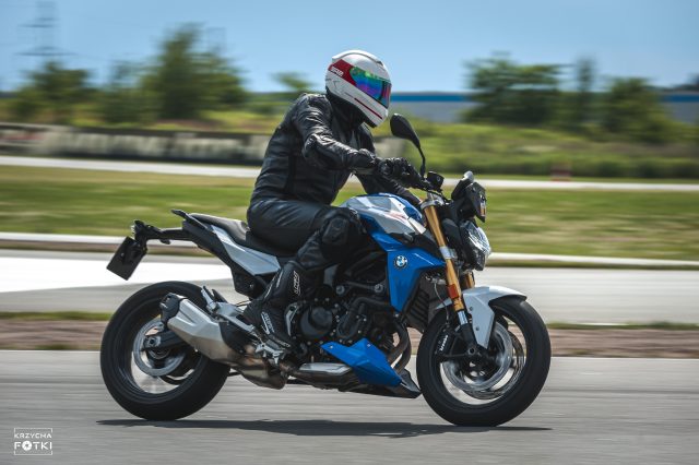 Por&oacute;wnanie naked&oacute;w BMW na Torze Ł&oacute;dź, czyli S 1000 R vs F 900 R vs BMW G 310 R – kt&oacute;ry motocykl okazał się najlepszy na torze?