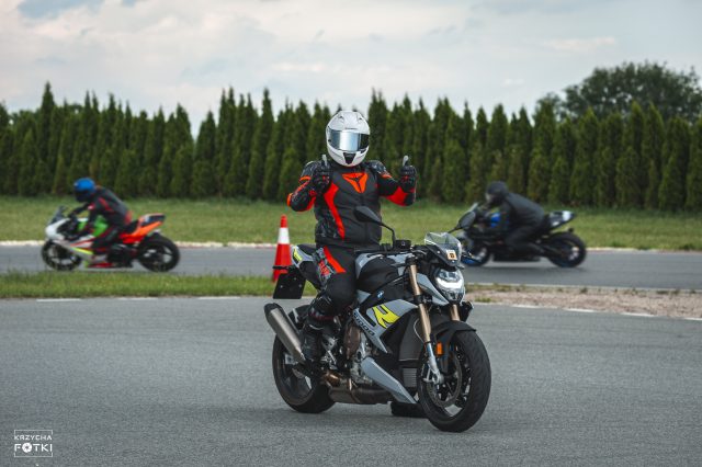 Por&oacute;wnanie naked&oacute;w BMW na Torze Ł&oacute;dź, czyli S 1000 R vs F 900 R vs BMW G 310 R – kt&oacute;ry motocykl okazał się najlepszy na torze?