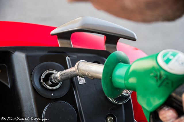 Najbardziej ekonomiczny pojazd? Por&oacute;wnaliśmy spalanie motocykla 650, 125, skutera 50 oraz samochodu suv